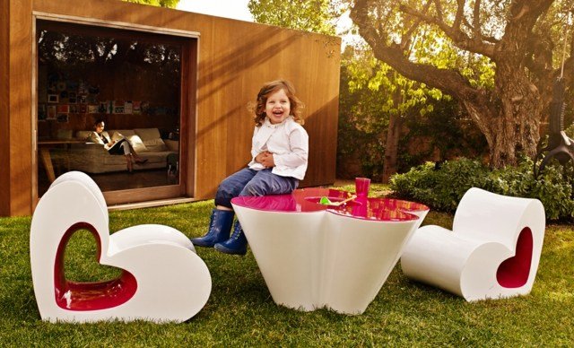 تصميم أثاث طاولة الحديقة على شكل قلب من البلاستيك الأبيض الوردي الحلو