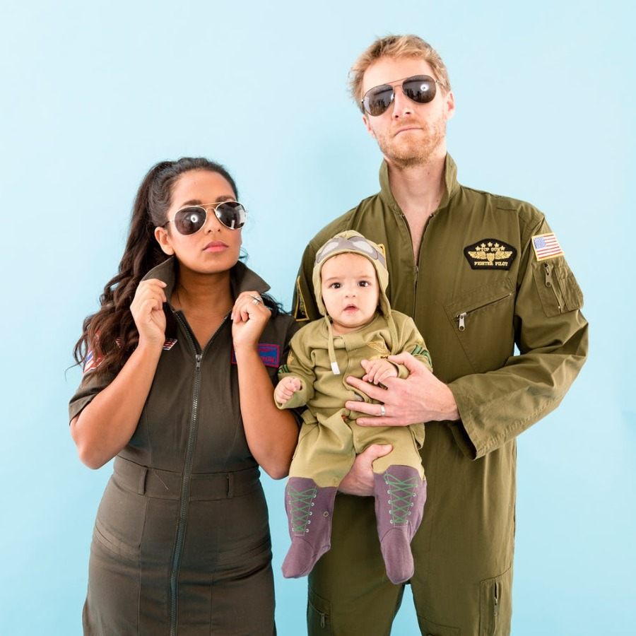 عائلة مع طفل في زي مسدس علوي مع وزرة بألوان خضراء عسكرية