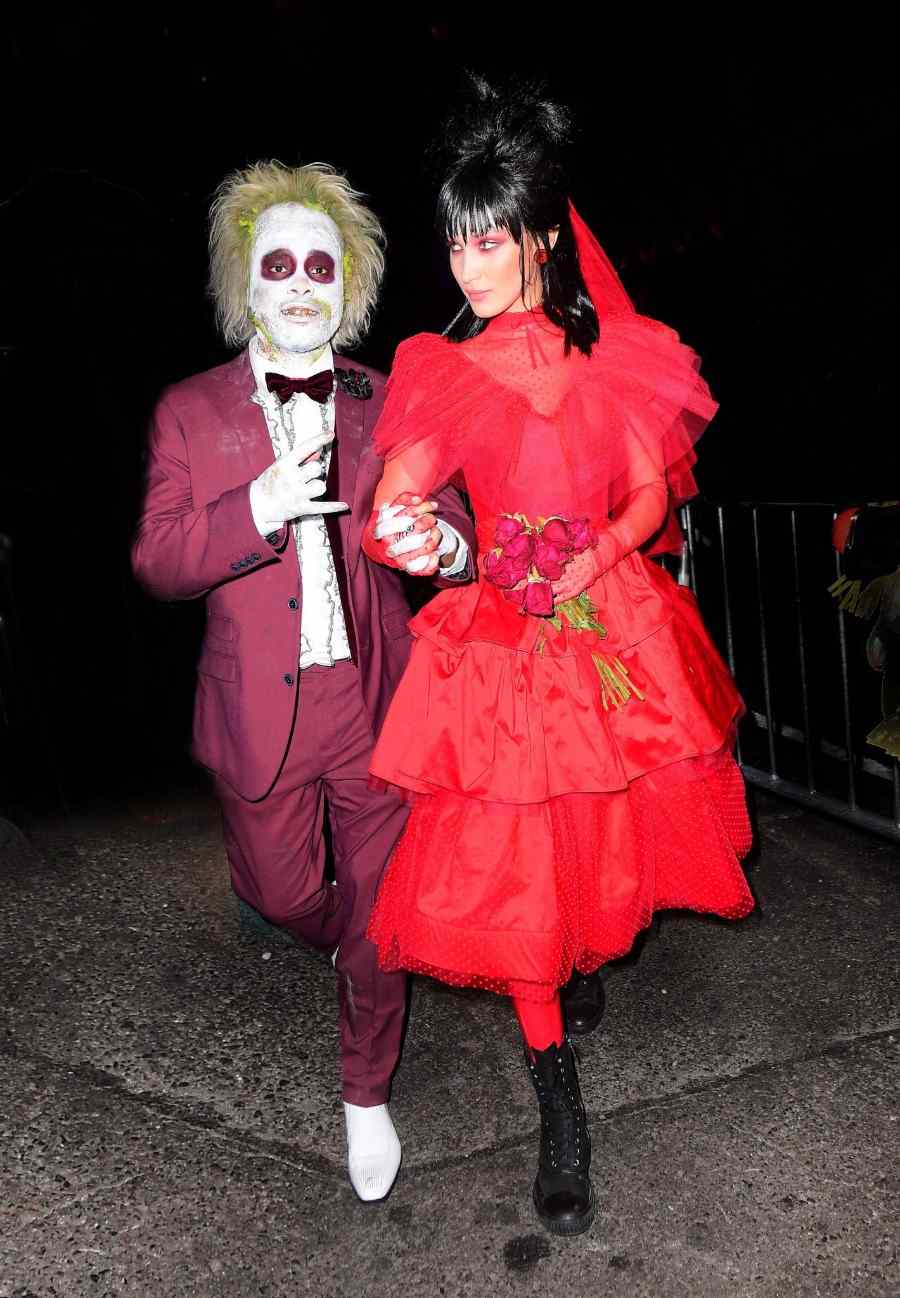 الأزواج في الثمانينيات مثل الخنفساء والعروس في فستان أحمر مع ورود