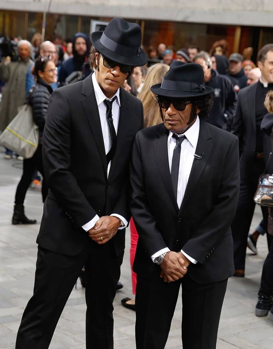 زي Blues Brothers يرتديه رجلين أنيقين مع نظارة شمسية باللون الأسود