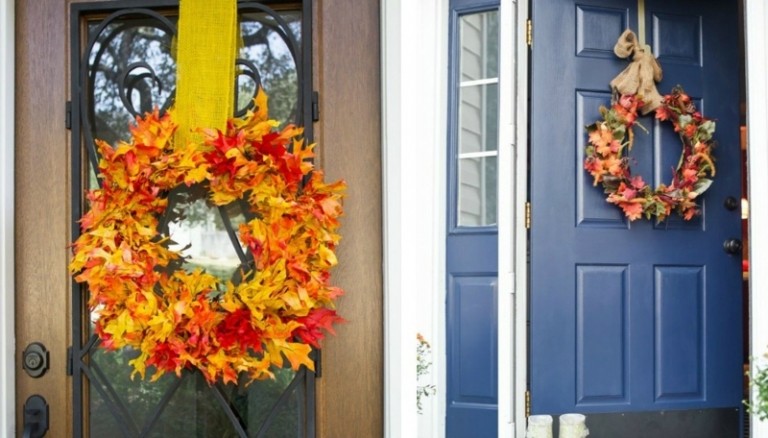 أفكار الخريف باب إكليل الألوان الرومانسية أحمر برتقالي أصفر يترك الباب الأزرق