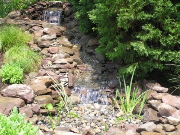 قم بإنشاء بركة حديقة بالحجارة ، صمم شلالات مجرى المياه الخاصة بك