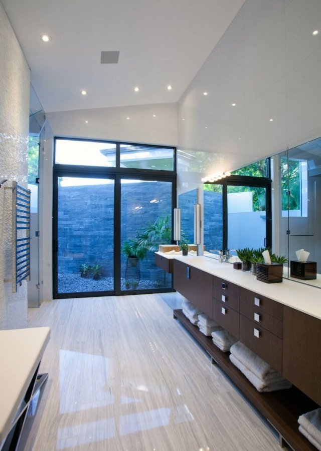 الحمام الأبيض تصميم الجدار الأرضيات عالية اللمعان أثاث خشبي مجموعة الرفوف مساحة التخزين