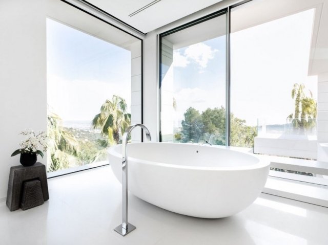 حوض استحمام قائم بذاته - صنبور حمام من الفولاذ المقاوم للصدأ - أفكار تصميم داخلي أبيض