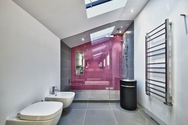 الحمام مع سقف مائل الأفكار المبرد جدار مطلي باللون الوردي