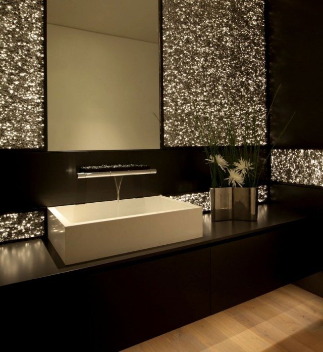 حمام فاخر - خزانة سوداء - بالوعة قائمة بذاتها - تأثير الحنفية على الحائط