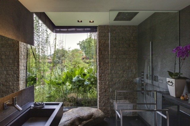 حمام مصمم - جدار من الطوب الزجاجي - مقصورة دش من الحجر الطبيعي