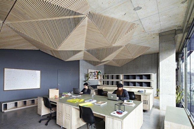 أثاث خشبي حائط خرساني نوافذ كبيرة تصميم سقف