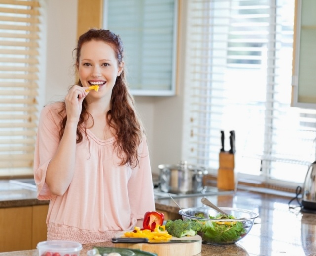 امرأة تأكل سلطة طازجة تعد سكينًا صحيًا