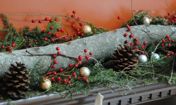 قدوم إكليل مصنوع من فروع خشب التوت - مخاريط الصنوبر - فروع - كرات عيد الميلاد