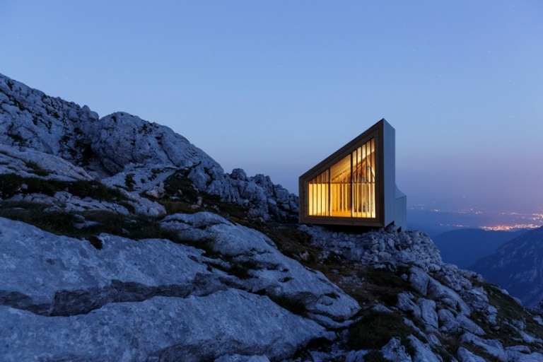 كوخ جبال الألب مع إضاءة سلوفينية داخلية خشبية بتصميم حديث