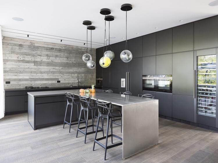فكرة تصميم المطبخ بلون أنثراسيت للواجهات والإضاءة الحديثة الخالية من المقابض