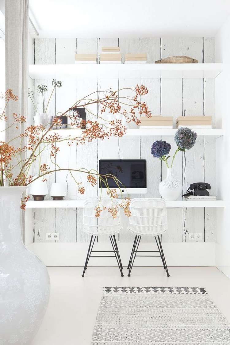 العمل من المنزل تصميم مساحة العمل ورق الجدران مظهر الخشب الأبيض الرفوف