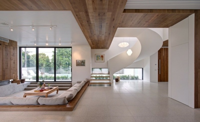 لوحات سقف أثاث خشبية نوافذ ممتدة من الأرض حتى السقف أبواب زجاجية منزلقة