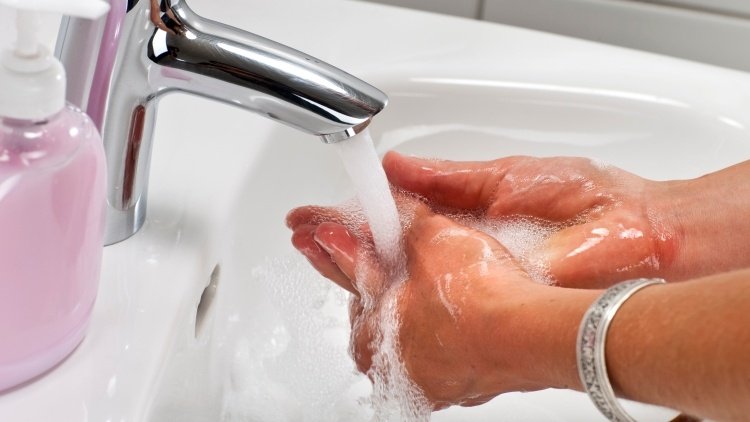 التهاب المعدة والامعاء - غسل اليدين بانتظام