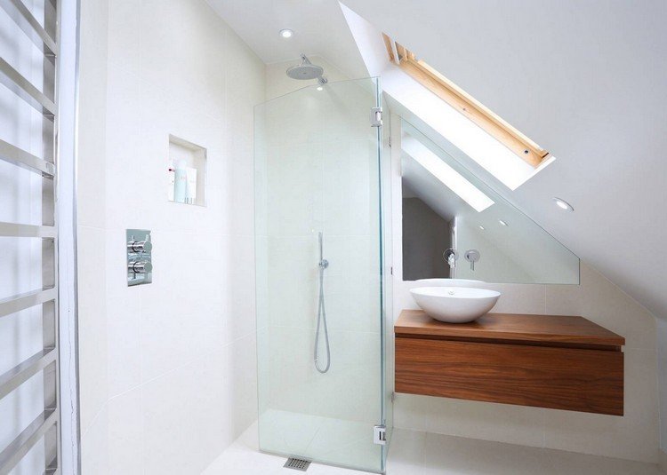 حمامات صغيرة مع أسقف مائلة - غرفة دش - جدار زجاجي - مغسلة خشبية - حوض كونترتوب