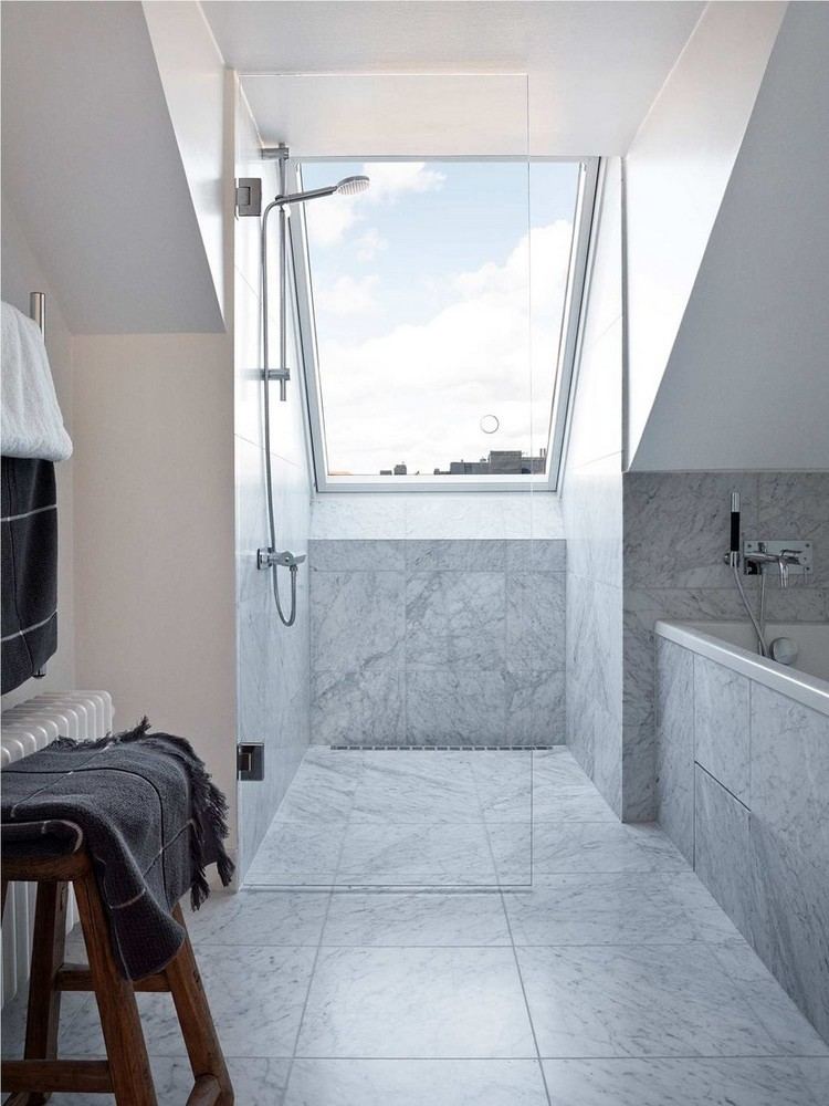 حمام صغير - سقف مائل - رمادي - جدار - أرضيات - بلاط - مقصورة - دش - حوض استحمام