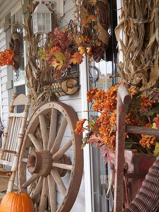 الخريف زينة في الهواء الطلق مدخل المنزل أوراق الشجر الملونة أوراق الذرة