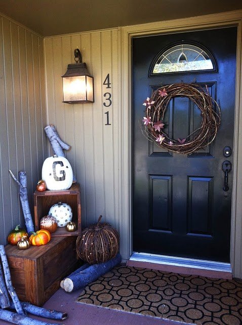 زينة في الهواء الطلق الخريف مدخل البيت فروع القرع اللوحة إكليل الباب