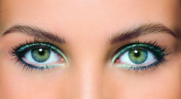 العين-مكياج-فكرة-الرمادي-العين-اللون-الأخضر-الأزرق-ظلال العيون-الجفن السفلي-الجفن العلوي-الماسكارا