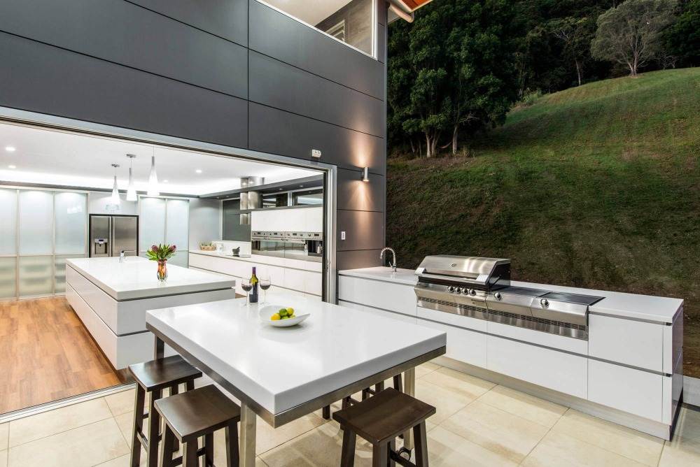 بناء وتصميم مطبخ خارجي مع طاولة طعام شواية تعمل بالغاز بتصميم مطبخ أبيض حديث