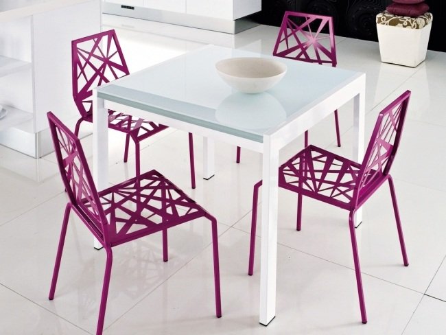 أفكار طاولة الطعام تصميم كراسي بيضاء لامعة قابلة للتمديد ورنيش أبيض أرجواني