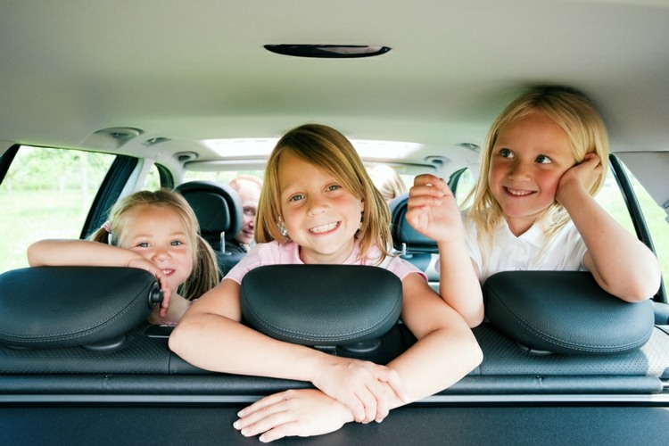 سيارات-ألعاب-أطفال-سيارة-على-الذهاب-سفر-قيادة-عائلة-أطفال-تضحك-بنات-المقعد الخلفي-مسند ظهر