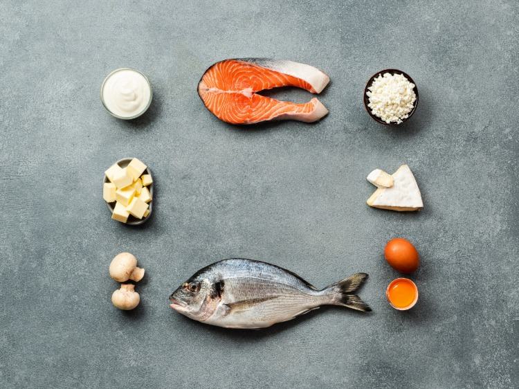 تحتوي الأسماك واللحوم وكذلك البيض ومنتجات الألبان على فيتامين ب 12 كوبالامين