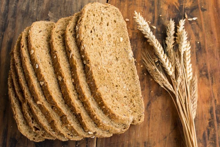 يحتوي خبز الحبوب الكاملة على فيتامينات ب وحبوب حمض الفوليك