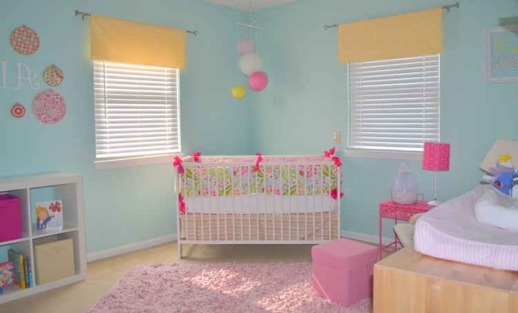 غرفة الطفل تزيين الستائر الوردية الزرقاء فكرة الفوانيس الورقية الصفراء