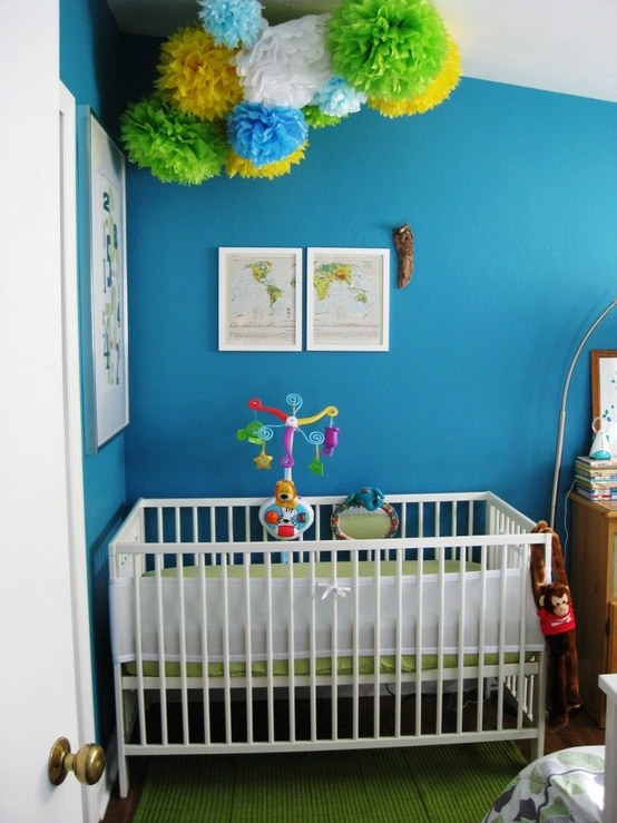 تصميم غرفة الطفل الكريات الأزرق لون الجدار سرير الطفل الأبيض