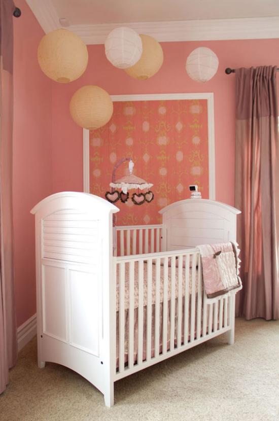 أفكار ديكور غرفة الطفل باللون الوردي لفوانيس ورقية ملونة