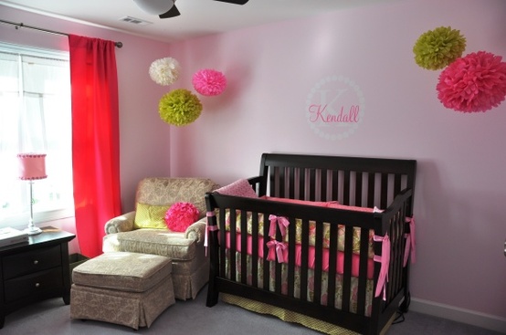 غرفة اطفال تزيين الكريات لون الجدار الوردي