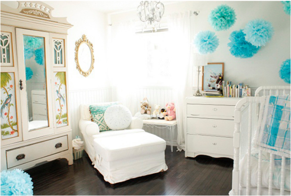 غرفة الأطفال باللون الأبيض التركواز. أرضية خشبية