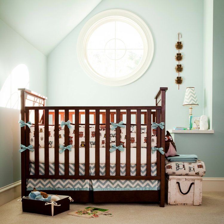 غرفة الطفل المنحدرة سقف أزرق فاتح لطيف الجدار الديكور أغطية السرير الملونة