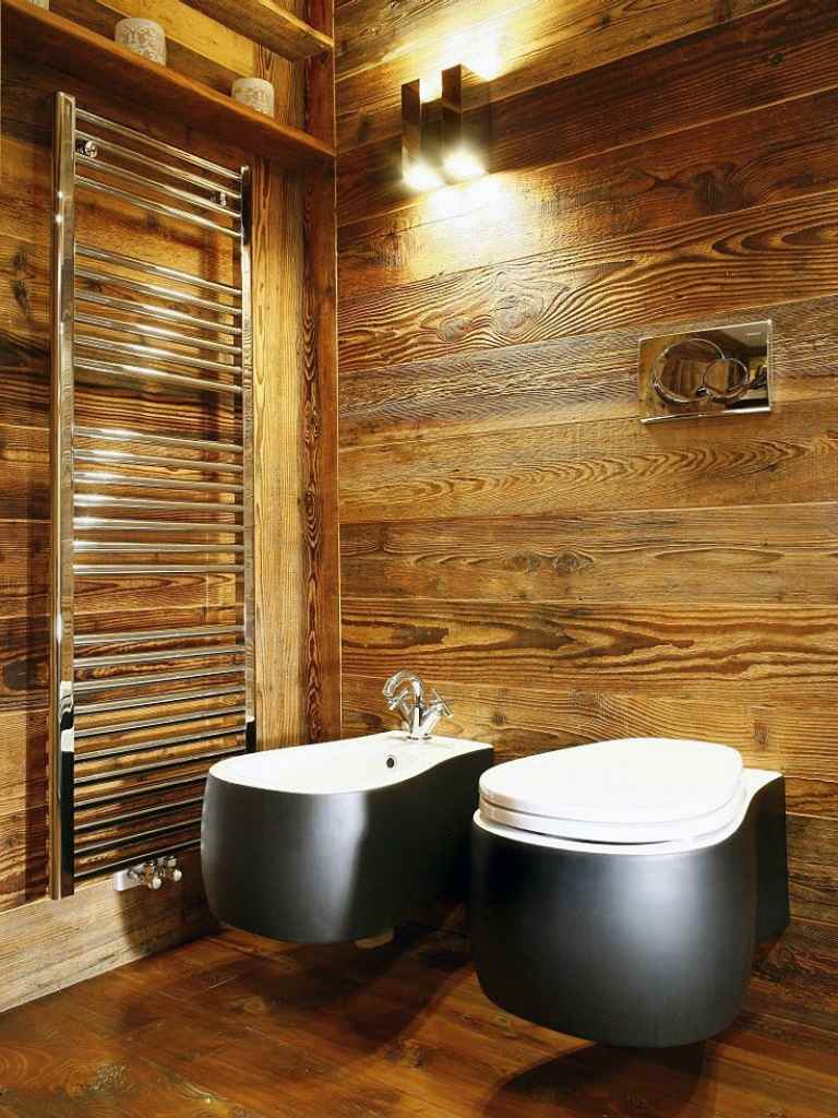 الحمام أرضية خشبية جدار ريفي مرحاض بيديت أبيض وأسود