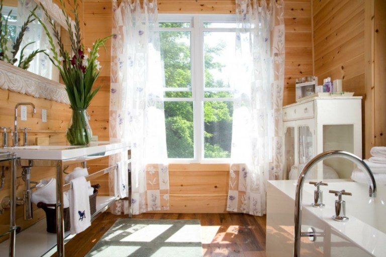 الحمام مصنوع من الخشب والستائر الزاهية والتجهيزات الحديثة