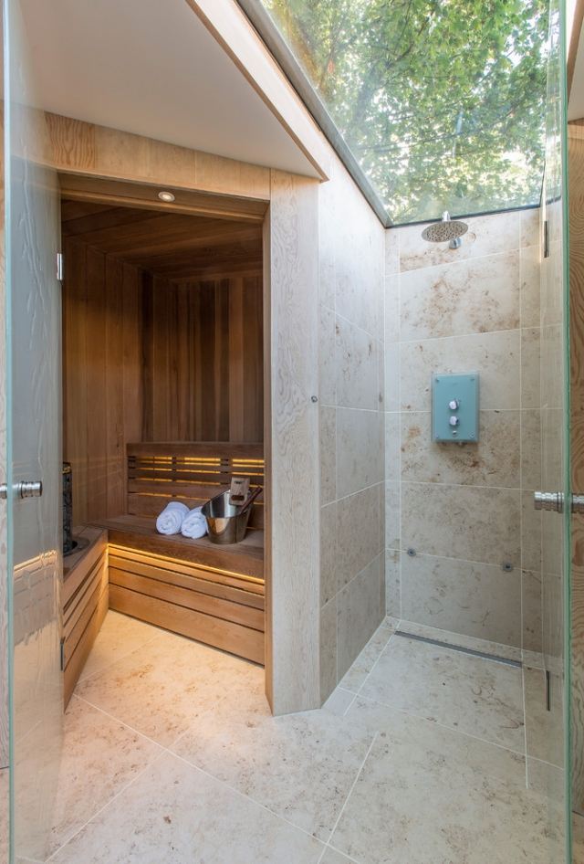 حمام مع ساونا - دش - كوة - منظر شجر زجاجي