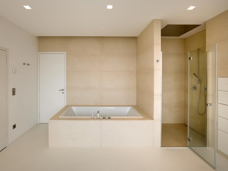حوض الاستحمام-الحائط-في-الرف-دش-سخية-حديثة-بسيطة-مستطيلة