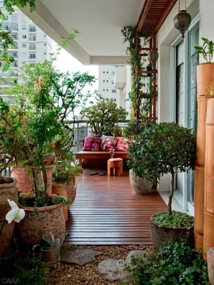 حماية خصوصية الشرفة - نباتات - أرضية خشبية - حصى - ذوق متوسطي