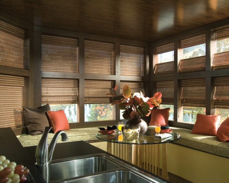 تصميم الخيزران الستائر الدوارة في الهواء الطلق المطبخ سقف الخشب مقاعد البدلاء الزجاج الجدول بالوعة
