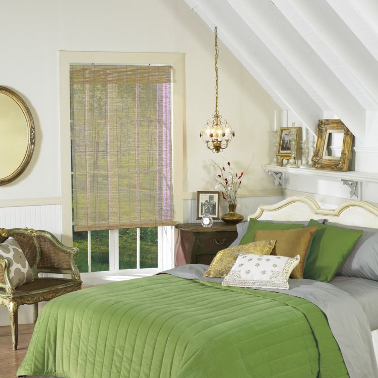تصميم الستائر الدوارة من الخيزران لغرفة النوم المنحدرة باللون الأخضر ومفارش العوارض البيضاء