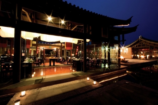 الإضاءة الليلية للفنادق الفاخرة بانيان تري ليجيانغ