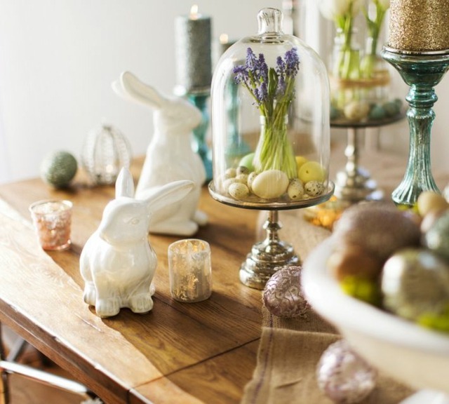 الأرنب طاولة خشبية بيض عيد الفصح الفوانيس بريق العناصر