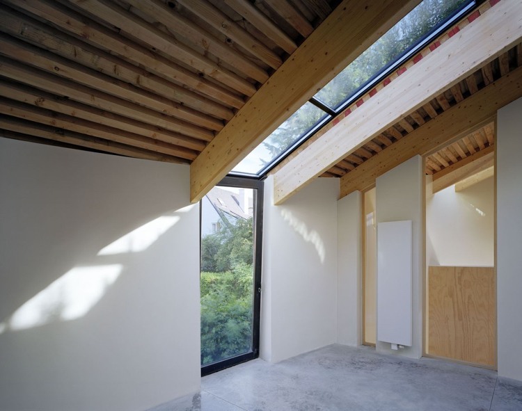 الواجهة الخضراء الداخلية وعوارض السقف الخشبية