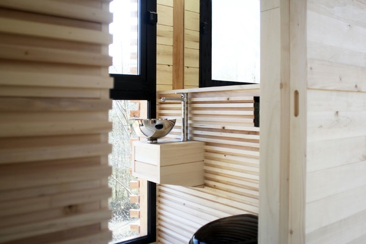 البقاء بين عشية وضحاها طبيعة منزل الشجرة بالوعة الحمام الداخلية الألواح الخشبية