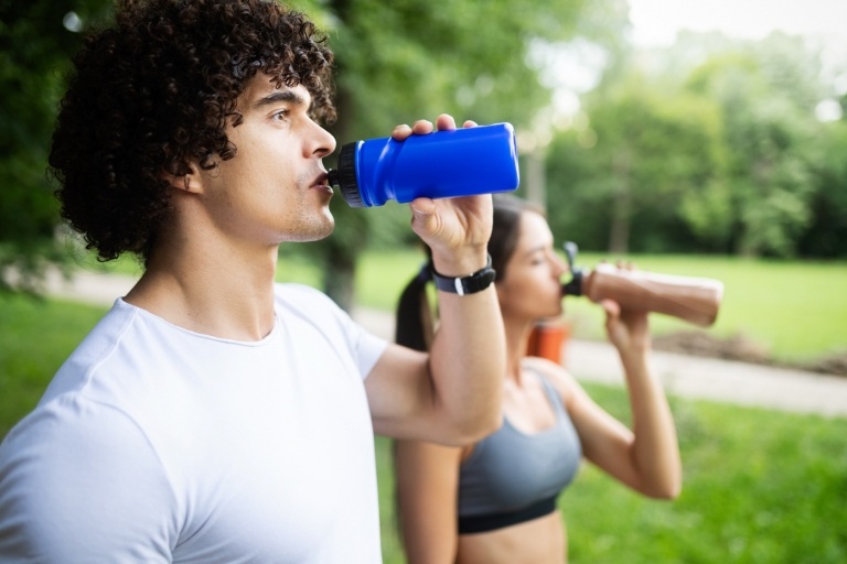 تمرين بناء العضلات تناول كمية كافية من الماء