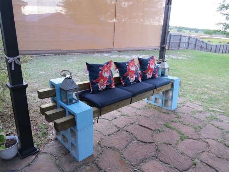 حجارة الوشاح الخرسانية مقاعد البدلاء مطلية باللون الأزرق وسائد المقاعد الخشبية