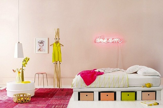 سرير مع صناديق سرير ملونة