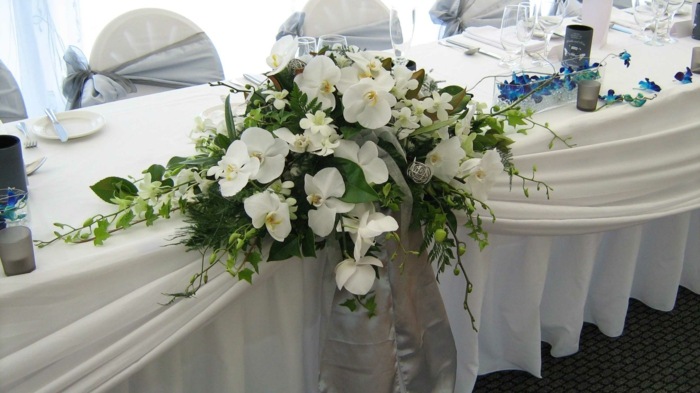 ديكورات طاولات زهور أوركيد استقبال زفاف وسام أبيض